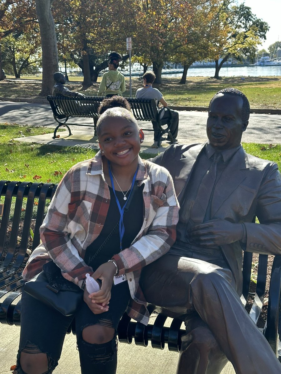 OscarSmithMS's tweet photo. Our 8th grade @AVID4College students toured @_HamptonU today. We even got to meet with a former OSM Pirate! https://t.co/h1xNwd7E9N