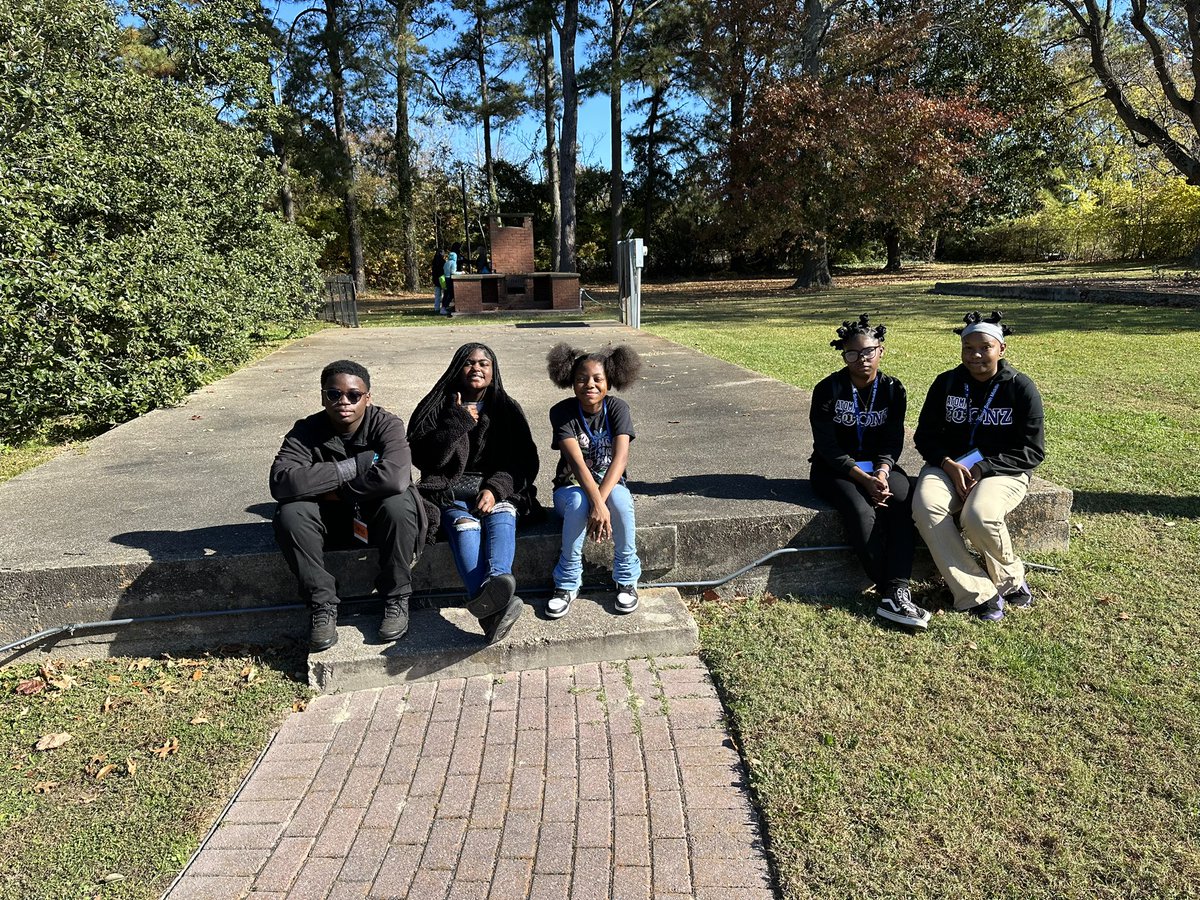 OscarSmithMS's tweet photo. Our 8th grade @AVID4College students toured @_HamptonU today. We even got to meet with a former OSM Pirate! https://t.co/h1xNwd7E9N