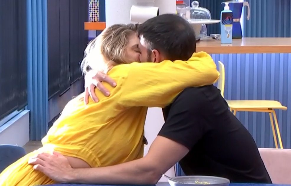 CalimeritaS's tweet image. Mi niña! @SusanaBiancaBe1 @BiancaSusana ¡No llores!. ¡NO TE MERECEN!. No hagas ni caso, muchos hemos visto que #zeusana es real. Confía en ti misma y en él y olvídate de la gente que es dañina. Lo REAL es lo q habéis vivido VOSOTROS. 
Os queremos💙
#GHVIPGala9
#GHVIP16N
#GHVIP17N