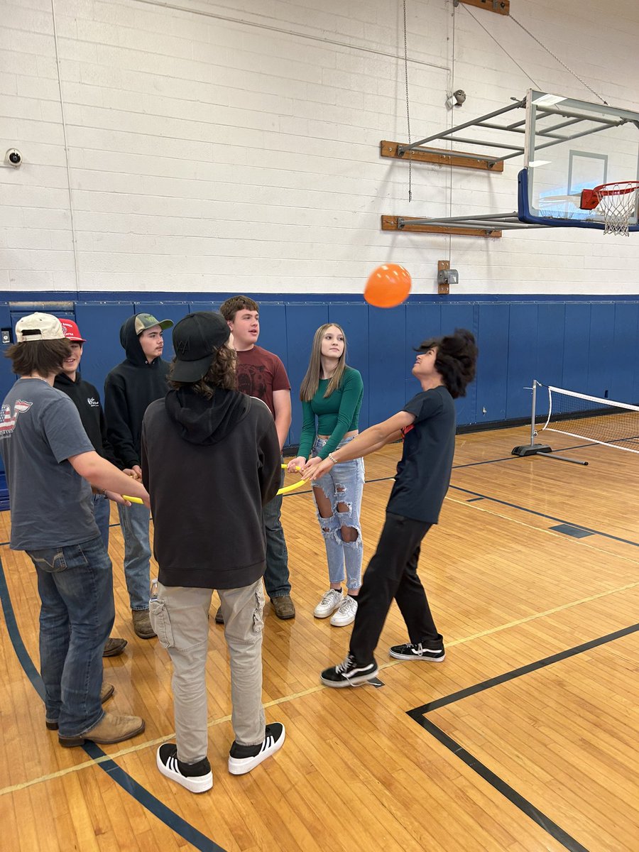 Arrington_PE's tweet photo. Human Resource were guiding their #pickleball team’s through #cooperativelearningactivities that they discovered. They also run the round robin and tournament #GenZPE #sportedmodel #SecPhysEd @awheeler_wheels @mcpsMCHS @MCPSk12 #PhysEd
#sportseducationmodel https://t.co/6OvJUs9HdB