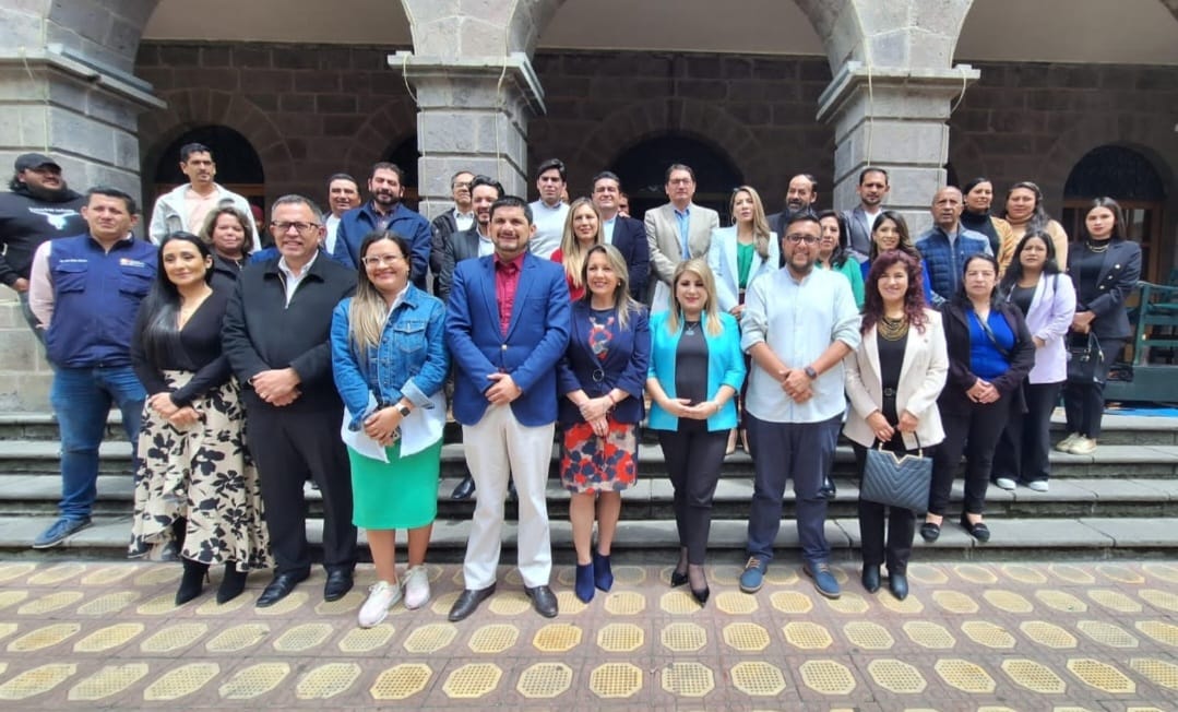 ¡Por una transición ordenada y transparente! 🫡

Nos reunimos en la <a href="/GOBERCANAR/">Gobernación Cañar</a> con el consejero de Gobierno, <a href="/juanflores18/">Juan Fernando Flores Arroyo 🇪🇨</a>, para coordinar el proceso de transición por parte de cada cartera de Estado.

Nuestro compromiso es servir al país hasta el último día. 🇪🇨💪🏼