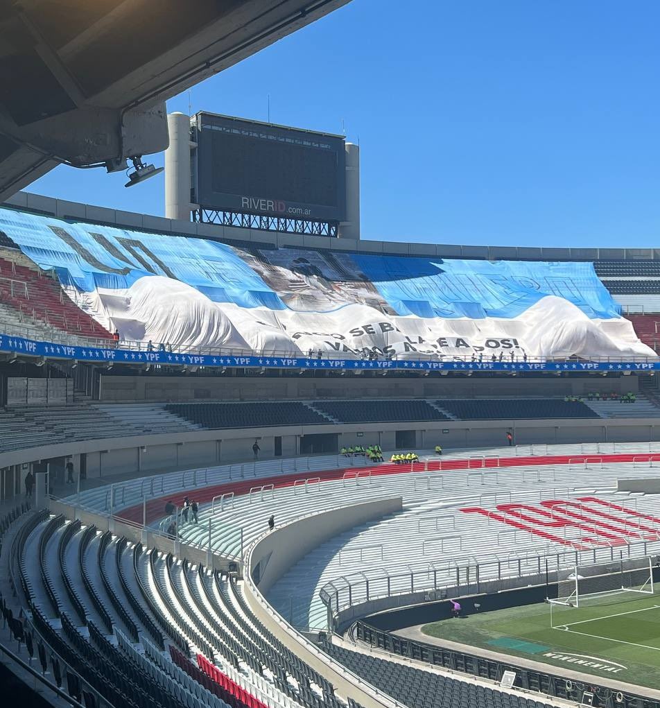 JDJSJDJFJSJJ UN TELON QUE OCUPA TODA LA BOMBONERA ES MENOS DE MEDIA TRIBUNA EN LA CANCHA DE RIVER ⚰️⚰️⚰️⚰️⚰️