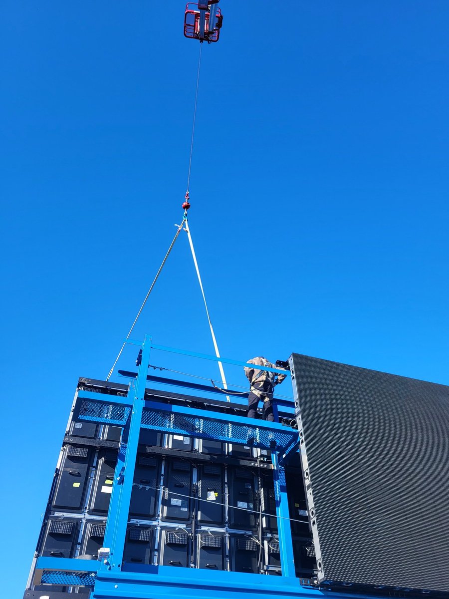 kenny_terhune's tweet photo. @SamsungUS l.e.d billboard install two
10ft x 30ft faces @Rogers_Sign @ElliottEquipCo #signs #billboards #billboard #signshops #install #welding #busy https://t.co/z5fD4SorOb