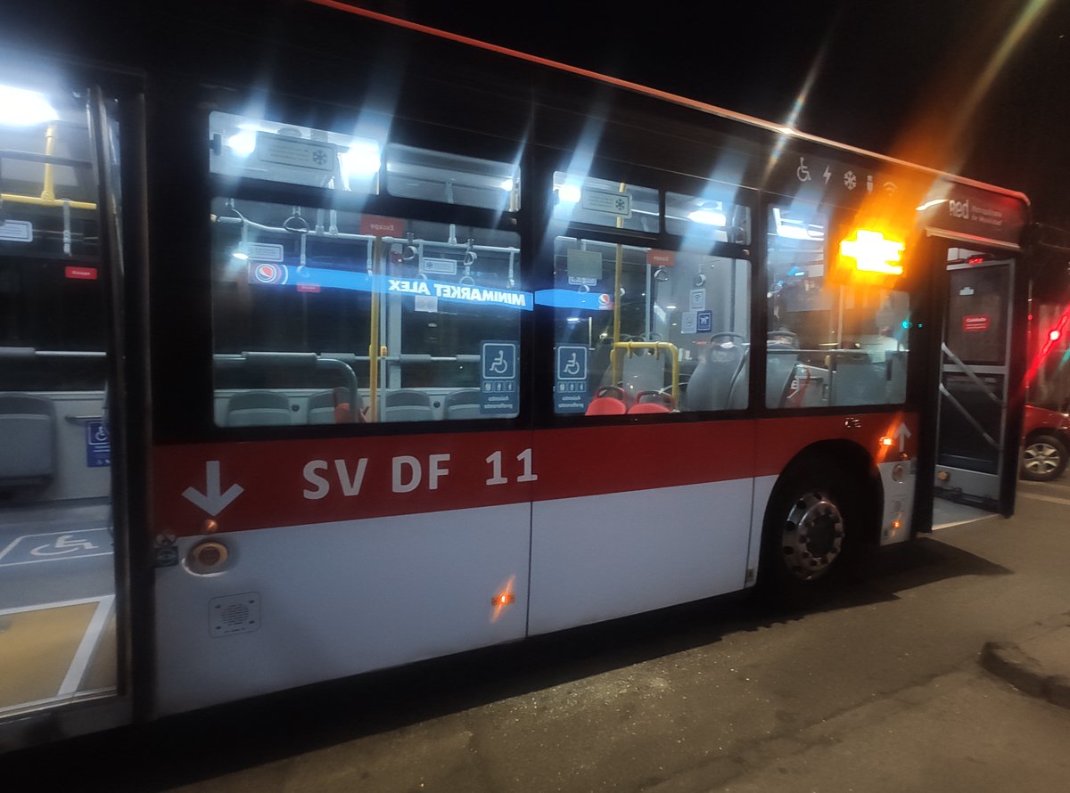 fvidelaleal's tweet photo. @redbus bus detenido por problemas técnicos en calle Copiapó con Portugal. Esperamos el bus siguiente para seguir el viaje. https://t.co/Iu8Qmqd5lL