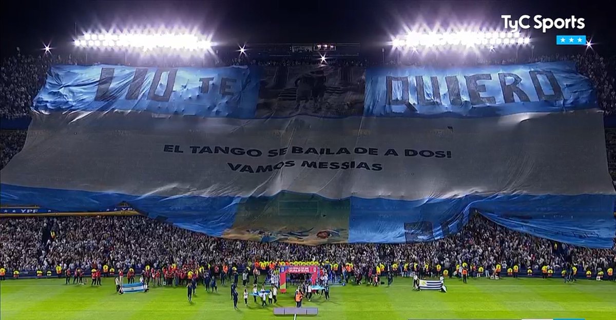 GerCarp35's tweet photo. En el Monumental no ocupa ni media popular. En la bombonera ocupa tres bandejas. Misma bandera, eh.

Para que tomen dimensión de la diferencia abismal entre un estadio y otro. No hay ningún punto de comparación, River tiene el mejor estadio del continente. 🇦🇷🐔 https://t.co/RAmUVEVh9m
