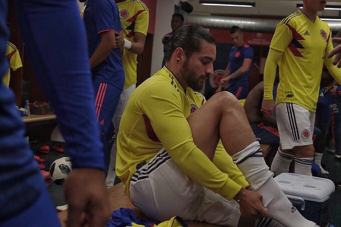 EsDeSanti's tweet photo. Este man en la banca y no lo ponen. #SeleccionColombia https://t.co/kRo1soXO7S