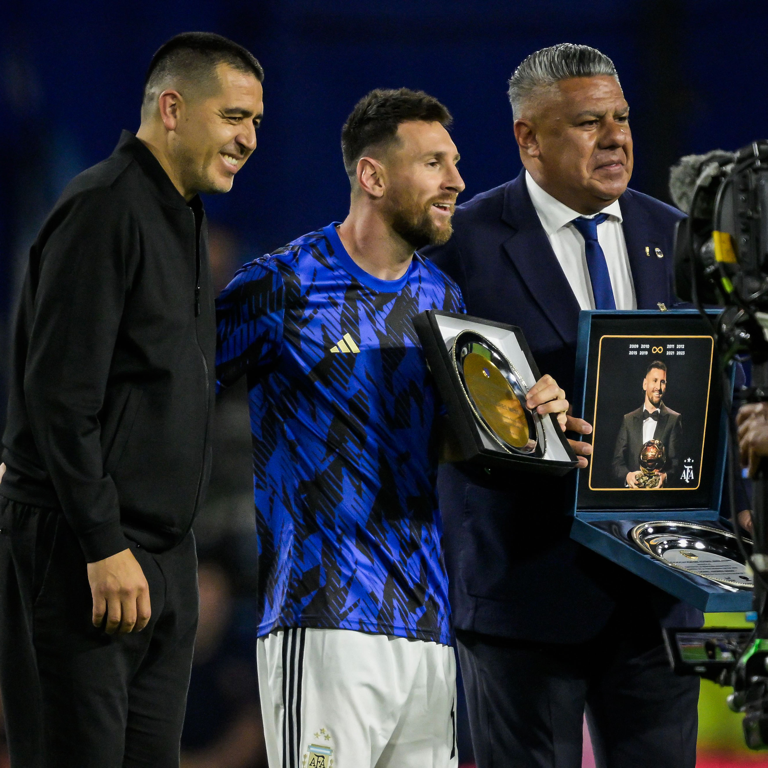 B/R Football on X: "Argentina honored Leo Messi for winning his eighth  Ballon d'Or and Emi Martínez for winning the Yashin Trophy 🌟  https://t.co/kq19XbjNnR" / X