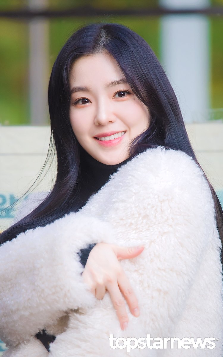 TSN_PHOTO's tweet photo. 레드벨벳(Red Velvet) 아이린, ‘배토끼의 등장 마치 Thunder’ (뮤직뱅크 출근길) [HD포토] #아이린 #IRENE #레드벨벳 #RedVelvet #뮤직뱅크 #출근 #퇴근 #프리뷰 https://t.co/xMPZHztUVN <- Original Photo https://t.co/QaGpPNbJI5