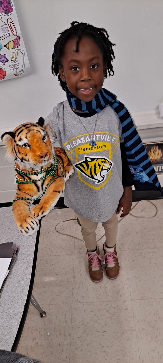 McWisdom4Edu's tweet photo. Here's one more friend from 2nd grade who wore her school spirit shirt Wednesday to show off how her future starts @PleasantvilleES--and Toni the Tiger was happy to pose with this future college bound kiddo! 😀#CollegeAwarenessWeek #LighTheFireWithin. @ArymasRay @HISD_ACC https://t.co/BhF9k21hdj