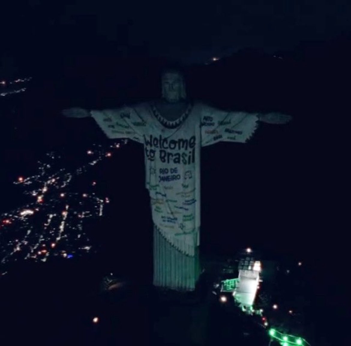 mazzugabs's tweet photo. A 1ª maravilha do mundo sendo homenageada na 7ª maravilha do mundo #TaylorNoCristo #TheErasTour https://t.co/LC21Xcr0af