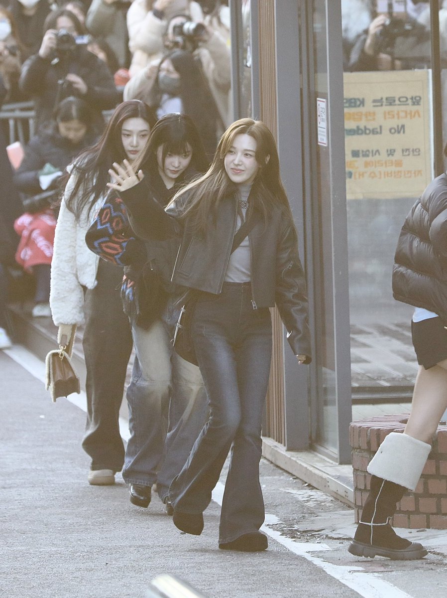 KukocYeh's tweet photo. 20231117 Red Velvet On the way to Music Bank pre-recording

#Chill_Kill #RedVelvet #레드벨벳 @RVsmtown https://t.co/ZF1BAos7FN