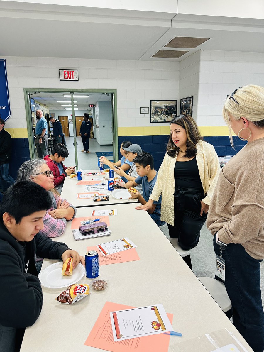 DRCLAUDIAMTZ1's tweet photo. 🍂The NTMS Multilingual Program provided parent resources during our Night of Thanks and Giving. #NTMSMultilingualProgram #NTMS #TheWarriorWay 🍂❤️✏️ https://t.co/MCbbhRFzlf