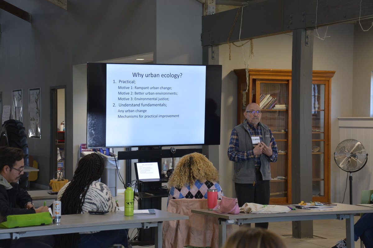 Cary's @UrbanSteward (a former @ESA_org President) talks urban ecology w/ participants in @ESA_org's 17th @ESA_SEEDS Leadership Meeting, being hosted this week by Cary Institute. Today's events were held at @Vassar Barns, next up, Cary's research campus.