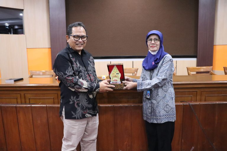 FisipUNS's tweet photo. Persiapan Akreditasi FIBAA Universitas Sultan Ageng Tirtayasa adakan Studi Banding ke FISIP UNS

Selengkapnya di https://t.co/GoUPqPKtuI

#FISIP 
#FISIPUNS 
#UNS 
#UniversitasSebelasMaret
#LeadingTheFutureSociety https://t.co/U5AuRWJAHD