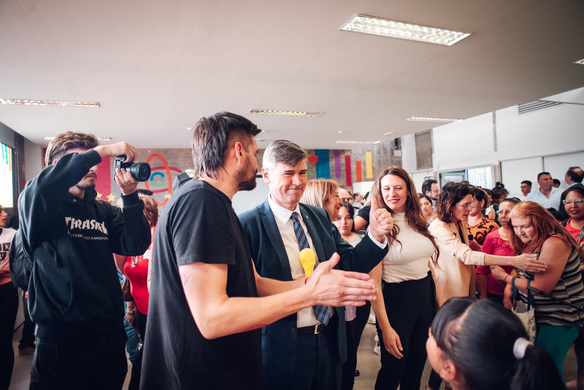 MuniCba's tweet photo. ¡Un nuevo espacio para el aprendizaje y el desarrollo de los vecinos y vecinas! 🌈

👉🏽 El viceintendente @PasseriniOk inauguró la tercera Tecnoteca Municipal CREA en el Parque Educativo Este, en barrio Campo de la Ribera. https://t.co/M4uLCivUnI