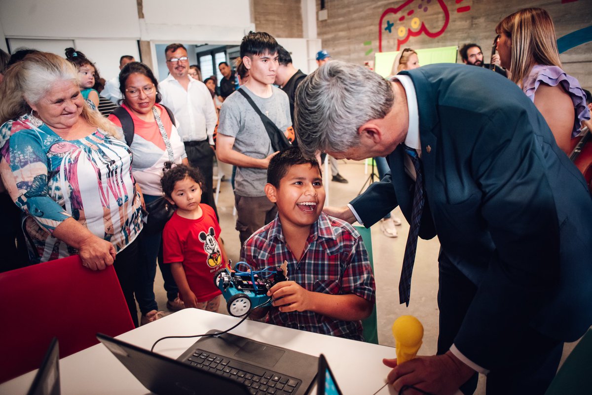 MuniCba's tweet photo. ¡Un nuevo espacio para el aprendizaje y el desarrollo de los vecinos y vecinas! 🌈

👉🏽 El viceintendente @PasseriniOk inauguró la tercera Tecnoteca Municipal CREA en el Parque Educativo Este, en barrio Campo de la Ribera. https://t.co/M4uLCivUnI