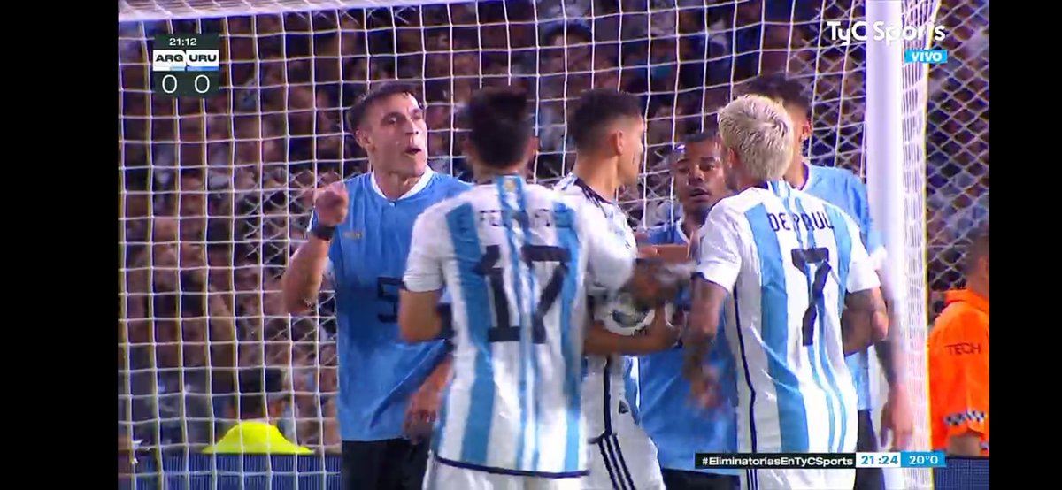 Javier_Fuhrmann's tweet photo. Qué le quisieorn decir a De Paul? #SeleccionArgentina #Eliminatorias #depaul https://t.co/AsD79JnWQJ