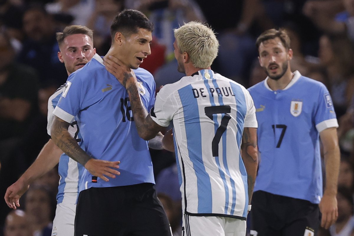 SC_ESPN's tweet photo. Picante cruce entre Mathías Olivera y Rodri De Paul en La Bombonera. https://t.co/RxS5FVp65G