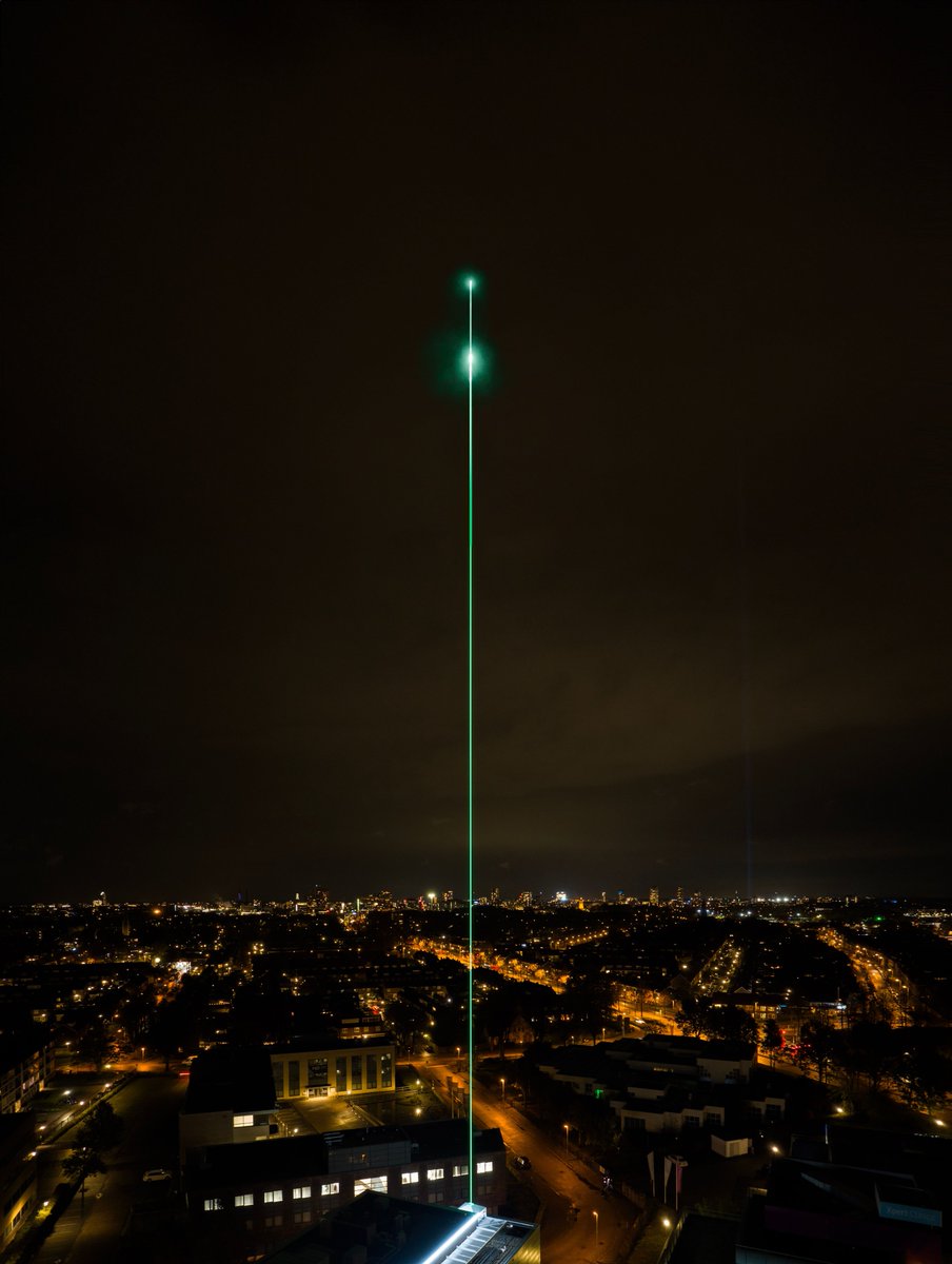 Heb je 'De Kaars' al opgemerkt? 👀 De krachtigste laser ter wereld schiet wel 10 km de hoogte in en is op 80 km afstand te spotten. Elke avond van 22:30 tot 23:00 uur gaat de laser aan, en speciaal op a.s. zaterdag ook van 18:30 tot 19:00 uur ✨ #GLOW2023