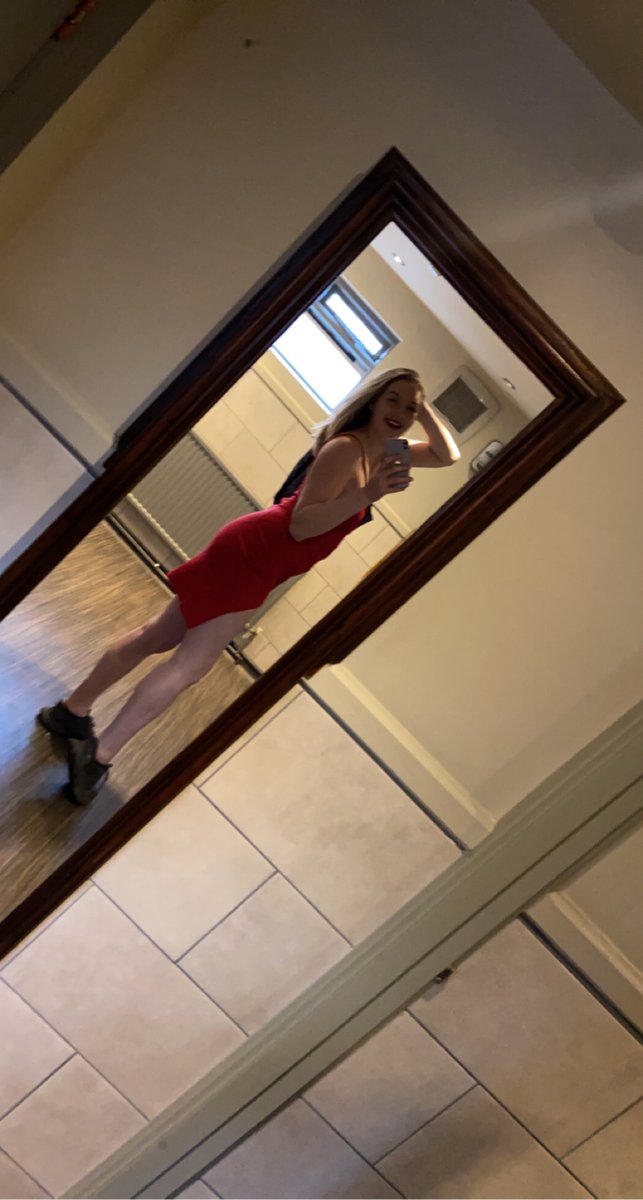 JustLola2000's tweet photo. https://t.co/3XMIitMP3R Lady in red 💜 https://t.co/lD3vC260Nq