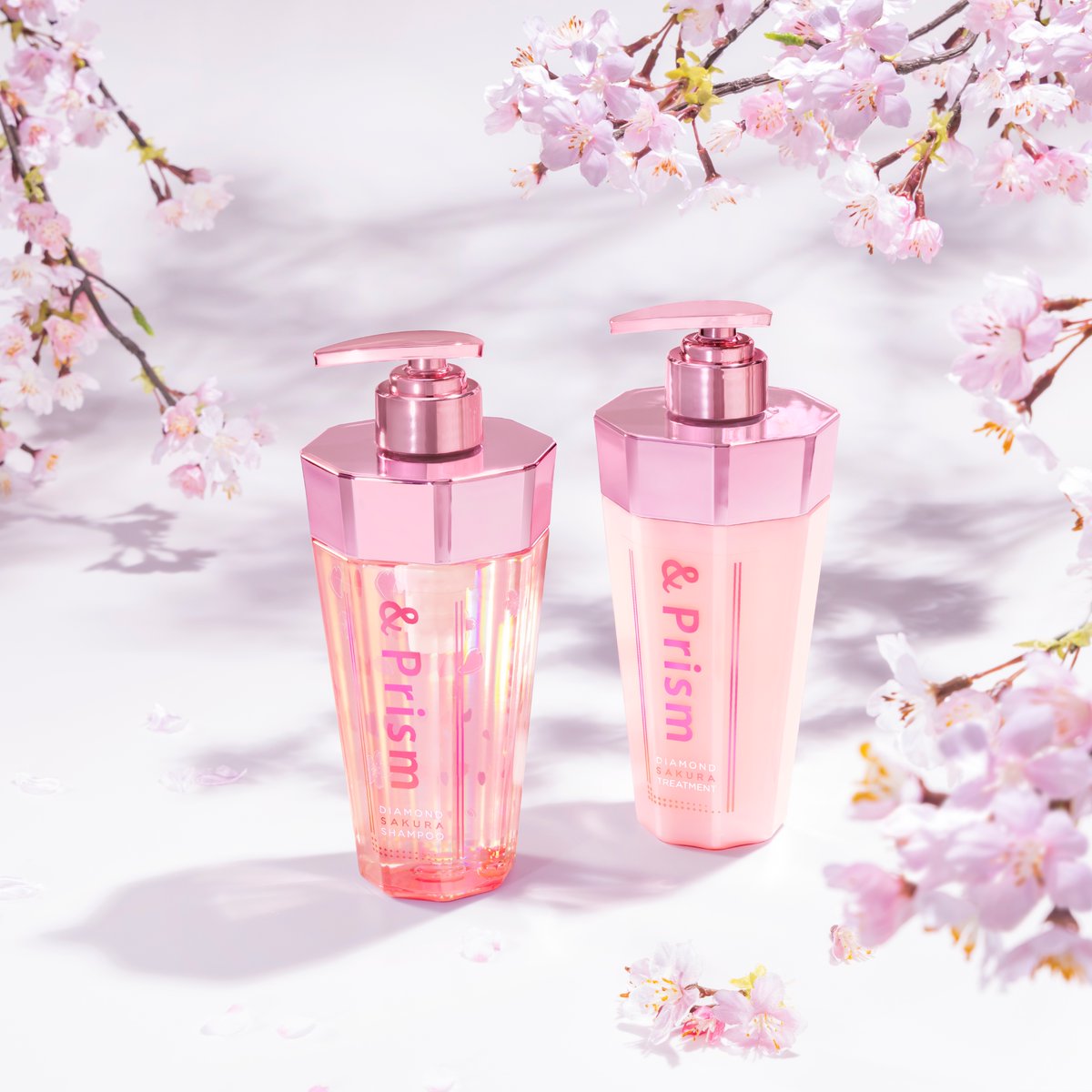 lipsjp's tweet photo. 「&amp;Prism」からも桜シリーズが登場❣️
『&amp;Prism DIAMOND SAKURA』はふんわり⽢く優しい桜の⾹りと限定桜パッケージで、桜の⾹りに包まれてバスタイムがもっと楽しくなっちゃう🌸
＆Prismならではのオーロラ×桜のデザインが可愛すぎる💓
11⽉25⽇(⼟)より数量限定発売💡 https://t.co/8aPVwpYLSv