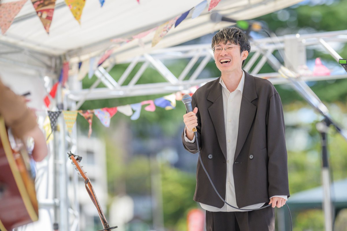 T_HAPPYHOLIDAY's tweet image. KEYAKIステージ
#吉川亮毅
#杉本ラララ
コラボステージ。

東京のライブハウス #DYCUBE で「ばけもん」という企画を続けているラララさん。

一定期間のレギュラーとして一緒にイベントを作っていた亮毅くん。

僕はその期間に出演者としてばけもんに出させていただきました。

あの日一緒で過ごした