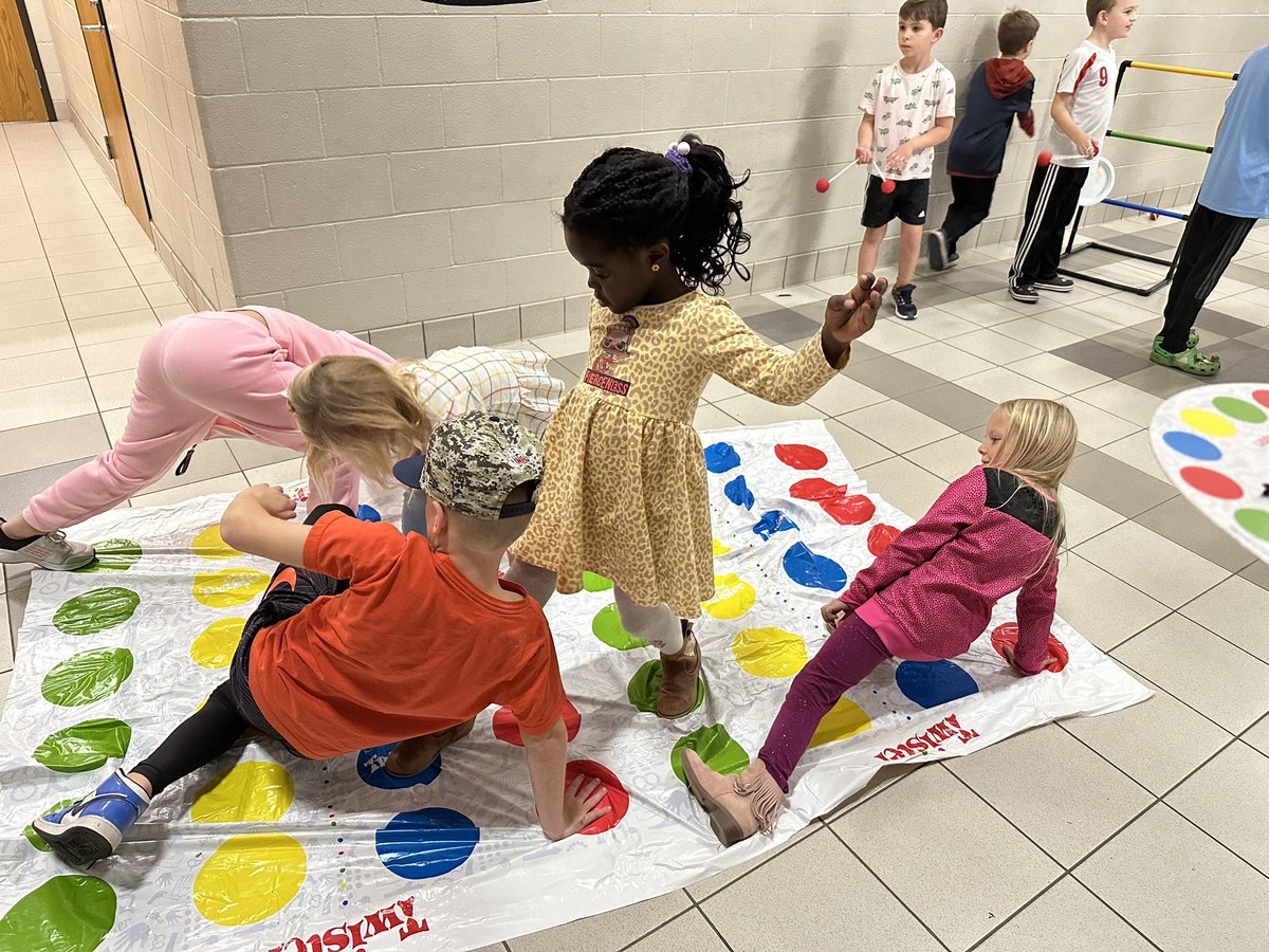 GlenOaksES's tweet photo. Our AMAZING Glen Oaks PTA hosted such a fun family night with turkey games and pizza!#WeAreMcKinney #mckgo #GOPTA https://t.co/kMckii024F