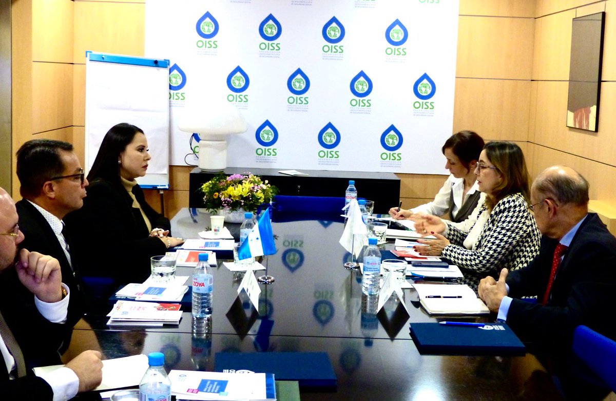 OissSec's tweet photo. SG @ginariano recibe a ministra de Trabajo de #Honduras, Sarahi Cerna, acompañada de embajador @hondurasnespana Marlon Antonio Brevé Reyes.
Temas del encuentro✅ Convenio Multilateral Iberoamericano de Seguridad Social #CMISS ✅#EISST ✅#AportesOiss ✅#ProgramasOiss https://t.co/BvLvhTKBtC
