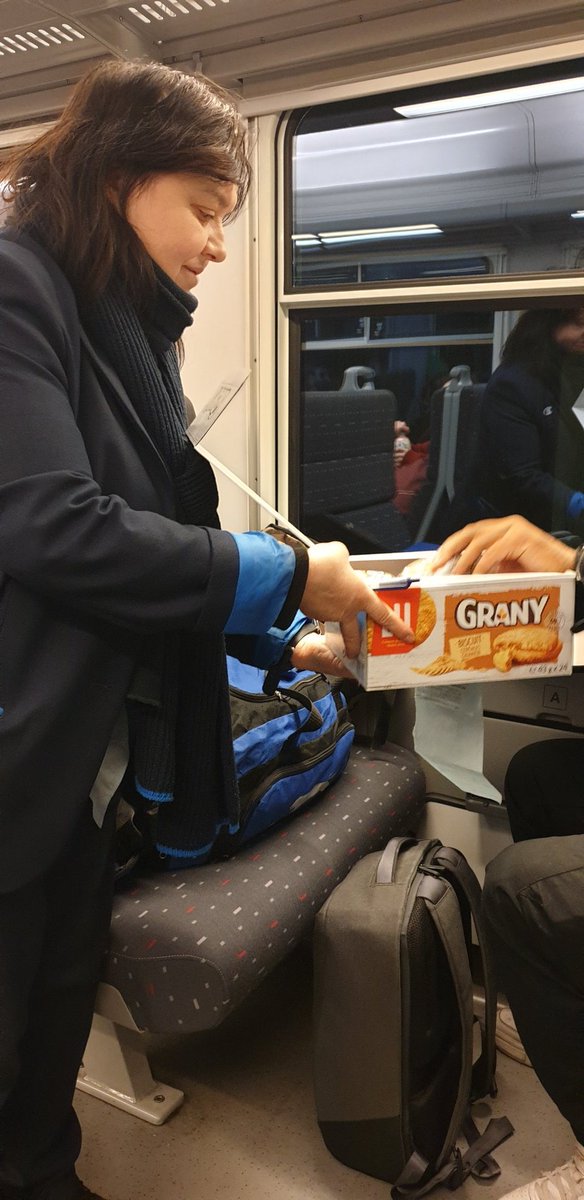 Job_press's tweet image. L&apos;accompagnatrice du dernier train de Tournai vers Bruxelles qui a fait arrêter le train à Silly car le conducteur était ivre a été formidable avec les clients de la @SNCB jusqu&apos;à 2h du matin en leur offrant eau et biscuits.