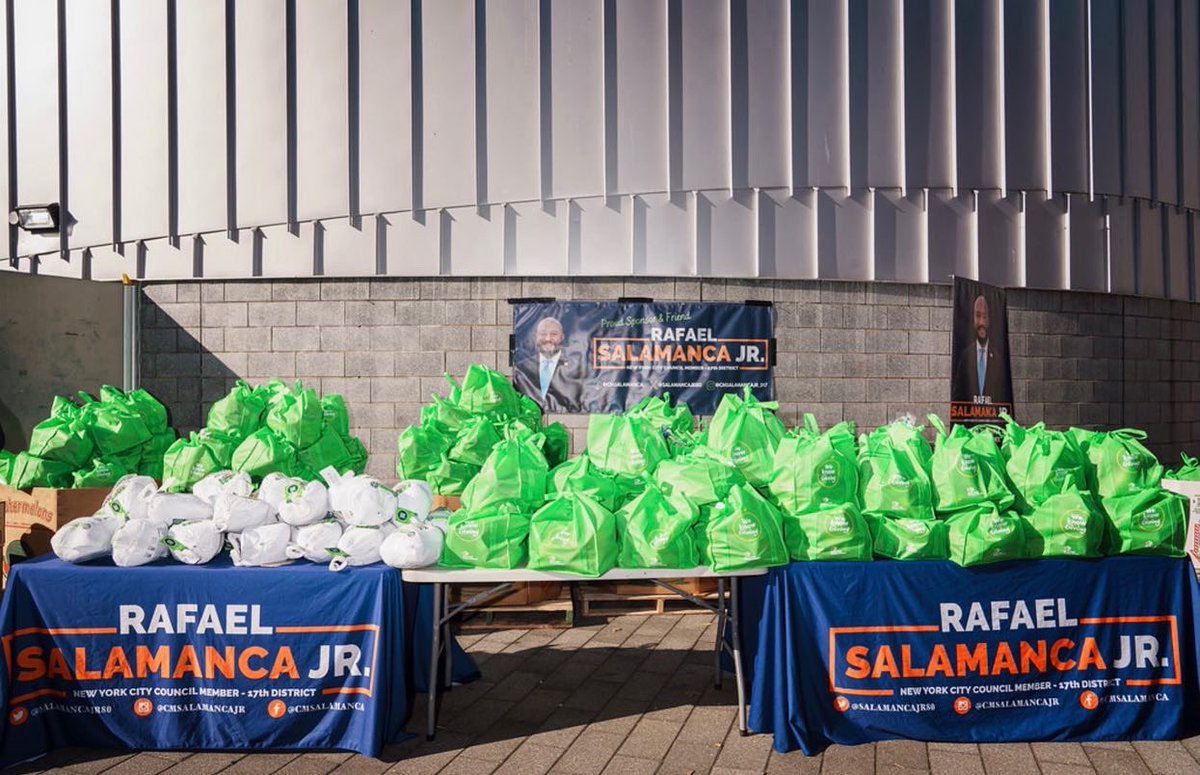 CMSalamancaJr's tweet photo. #TeamSalamanca &amp; @huntspointmkt were hard at work today, packing produce bags and delivering turkeys to Bronxites at the Bronx Classic Center and the Melrose Senior Center.

(1/2) https://t.co/WQzPbc0xxy