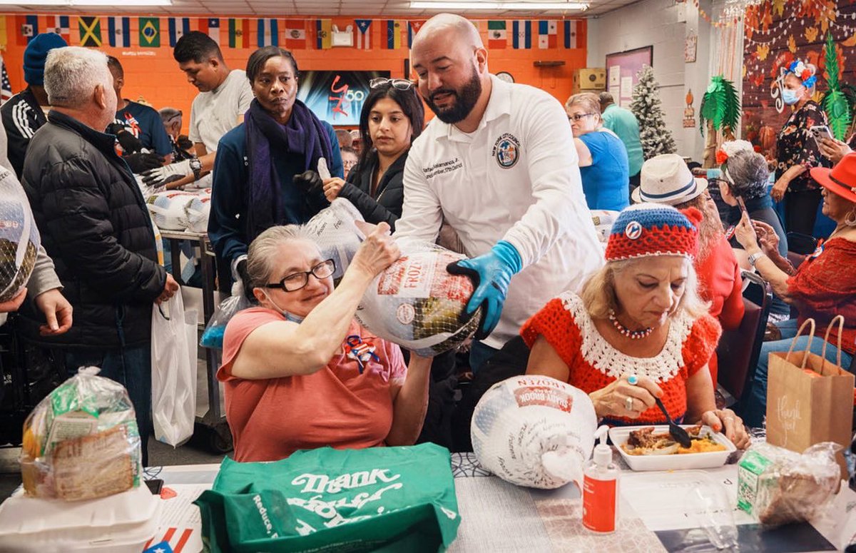 CMSalamancaJr's tweet photo. #TeamSalamanca &amp; @huntspointmkt were hard at work today, packing produce bags and delivering turkeys to Bronxites at the Bronx Classic Center and the Melrose Senior Center.

(1/2) https://t.co/WQzPbc0xxy