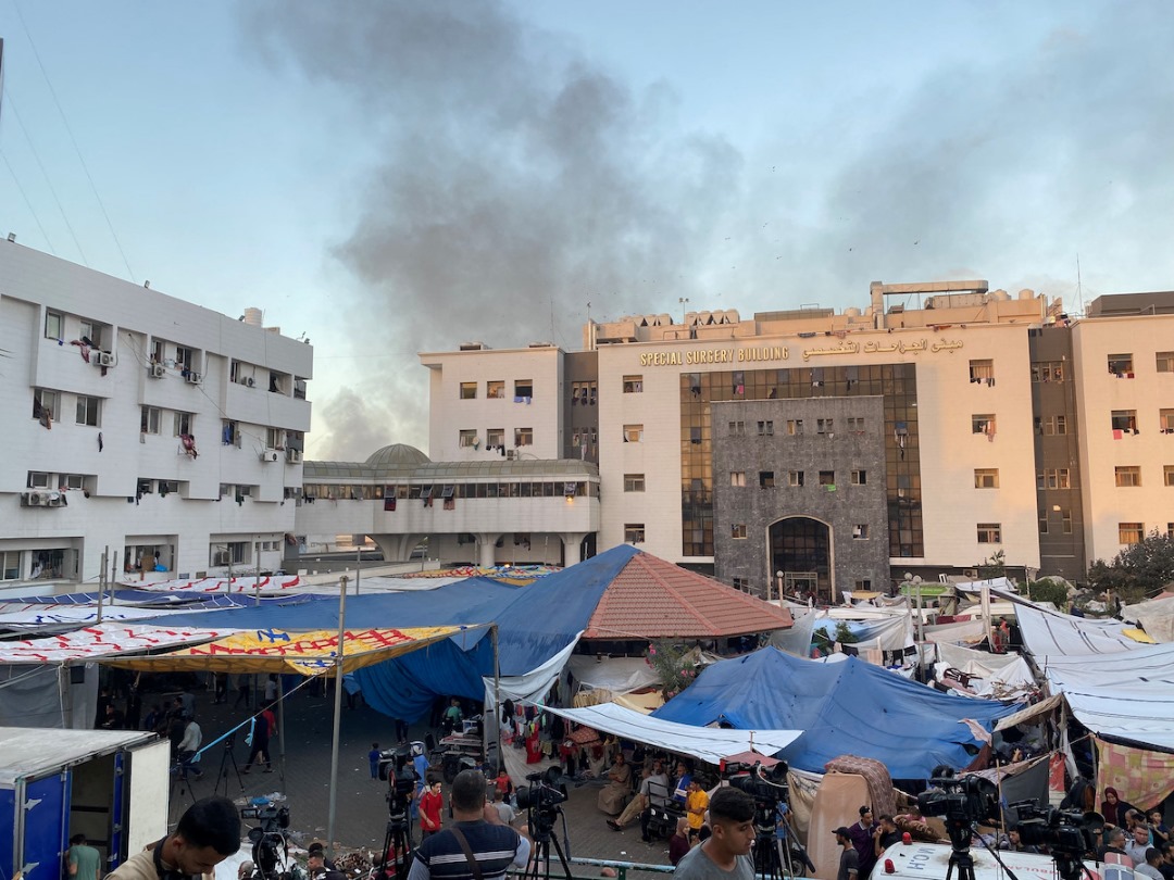 BrunoRguezP's tweet photo. Nuevamente Israel viola de manera flagrante el Derecho Intl. Humanitario con incursiones en el hospital Al Shifa, donde cientos de pacientes y refugiados luchan por sobrevivir ante la barbarie.

Reiteramos llamado a un cese al fuego inmediato que ponga fin a la masacre en Gaza. https://t.co/PBDrhKBjPq