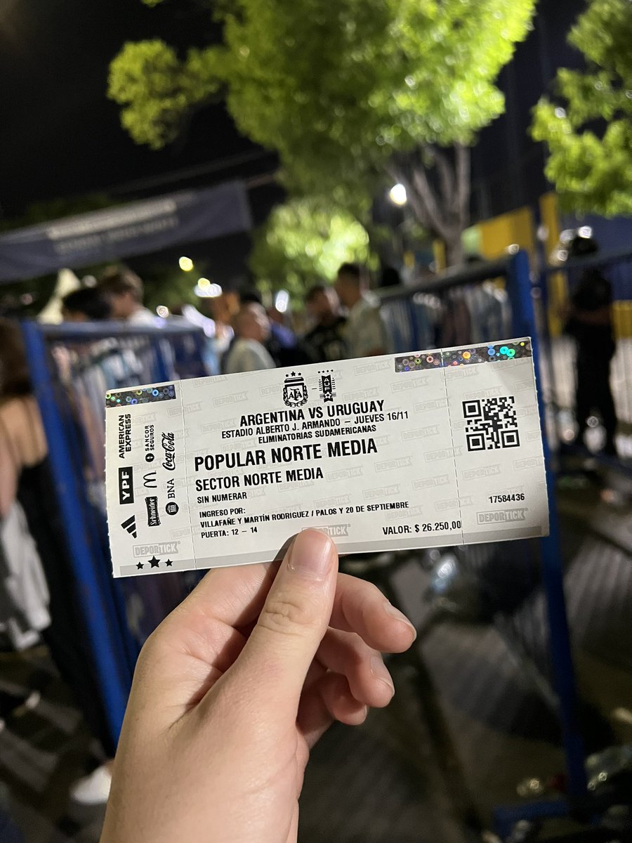 lufau96's tweet photo. Según la policía hay que quejarse con @BAconsumidor 
Con entrada y sin poder entrar al partido
¿Quién se hace cargo @afa ? https://t.co/fkMicgGF5H