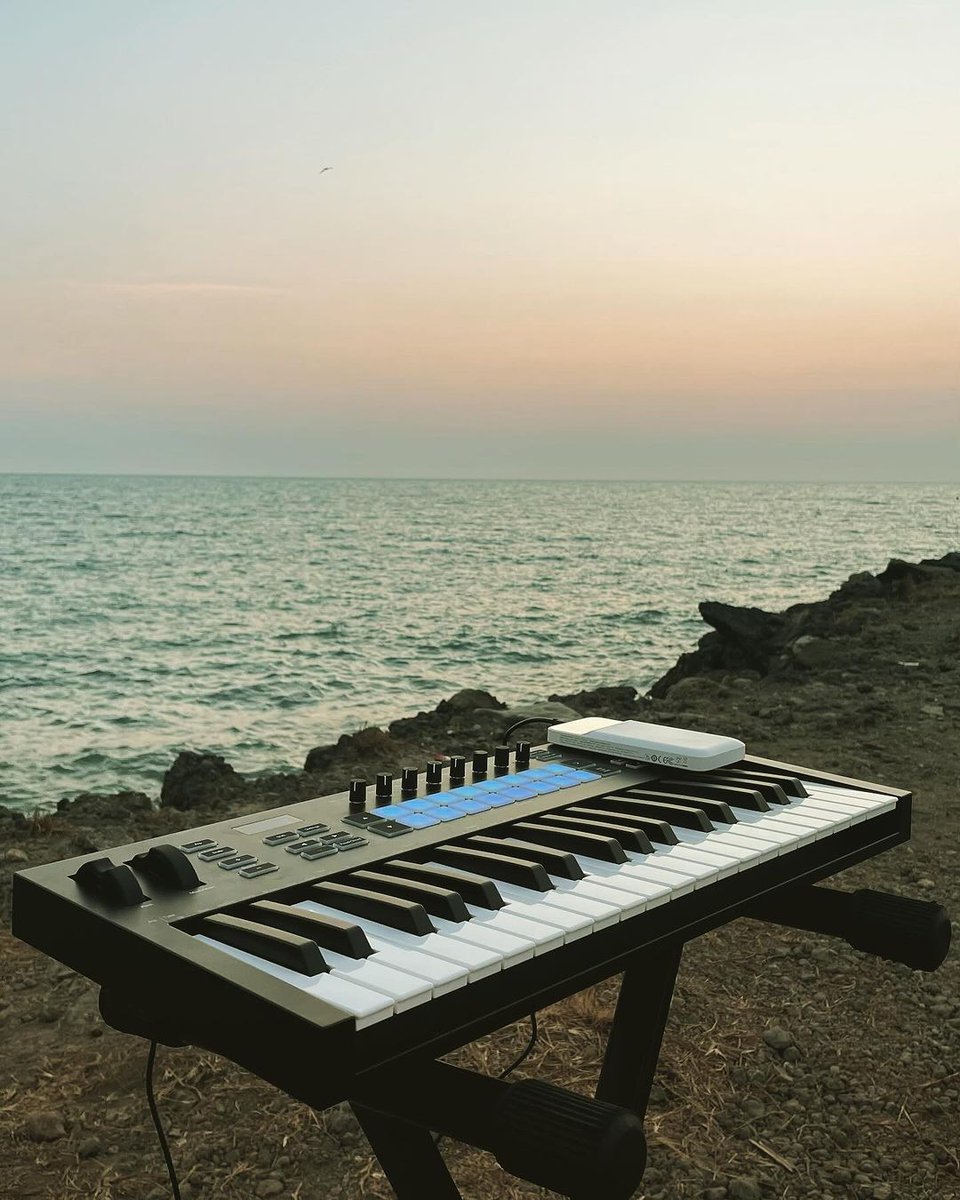 NovationJp's tweet photo. 外で演奏、地球が観客 🌍🎶
A performance for the world 🌍🎶
#outdoorstudio #launchkey #travelstudio #Novation https://t.co/NKkKXP84ih