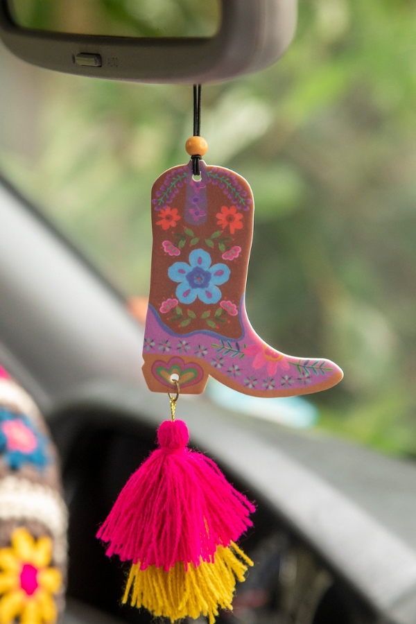 It's beginning to look a lot like. . . it's time for a new <a href="/naturallife/">The Natural Life</a> cowgirl boot trinket dish 😉

Our adorable car air fresheners, boho bandeaus, and trinket dishes make the perfect stocking stuffers 🎄

Shop here! iluvthatstore.com/boot-shaped-tr…
