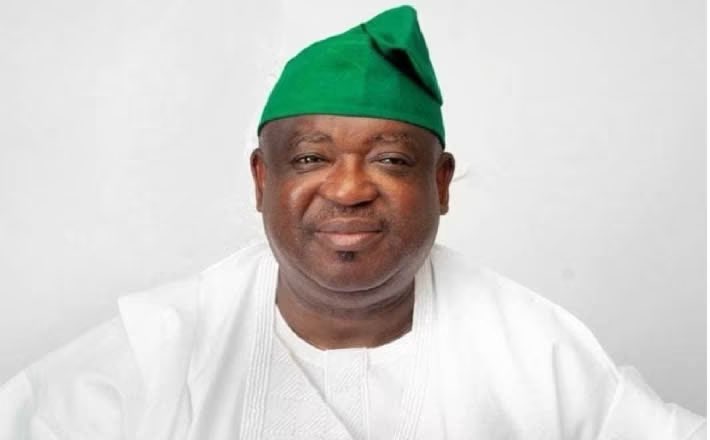 jacksonpbn's tweet photo. APPEAL COURT JUDGES RECEIVE $5MILLION BRIBE MONEY TO SACK PLATEAU GOVERNOR 
Former Governor Simon Lalong of plateau state and current Minister for Labour has shared $5million to Justice Dawoudu, Justice Akam and Justice Waziri to sack Governor Caleb Mutfwang of the Peoples Democratic Party, PDP, and declare the All Progressives Congress, APC, governorship candidate, Nentawe Yilwatda Goshwe, winner of the 2023 Governorship elections.
Chief of staff to the President, Femi Gbajabiamila, National Security Adviser, NSA, Nuhu Ribadu and Minister for Labour, Simon Lalong, met after the Lawyers Conference meeting in Abuja on Thursday and mandated Lalong to deliver the cash.
Lalong immediately got into a private jet with Justice Waziri who is on the panel and flew to Lagos where the money was delivered to the Judges at the Marriott Hotel.
The APC Government are bent on retaining plateau state.