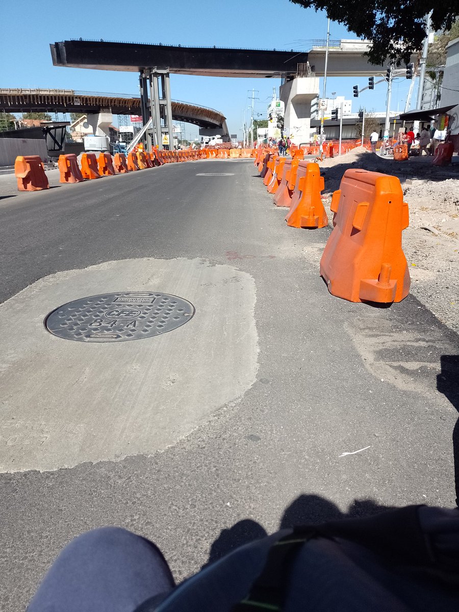 🧑‍🦼🧑‍🦯Me encanta la empatía   de las autoridades de <a href="/IMSSQueretaro/">IMSS Querétaro</a>  <a href="/SDUOPQro/">SDUOPQro</a> ante esta obra progresista ah eso sí fue de uno degustar cualquier cantidad de potajes sobre la banqueta