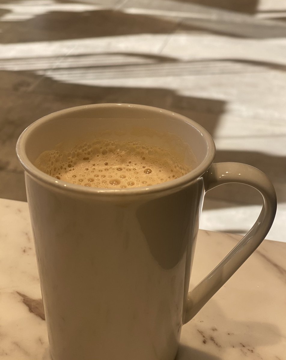 옆테이블에 어제 수능 본 학생이랑 엄마랑 대화가 들리는데….너무 웃겨요.🤣🤣
“아들. . 나는 어제 너 나오는데 표정 보고 수능 만점 받은 줄 알았자나.어쩜 그렇게 환하게 웃고 나와?”🙊
언어영역이 어려웠는지. . 예상보다 점수가 안나왔다고 하는데..엄마가 아드님한테
“니가 어려웠으면 다른