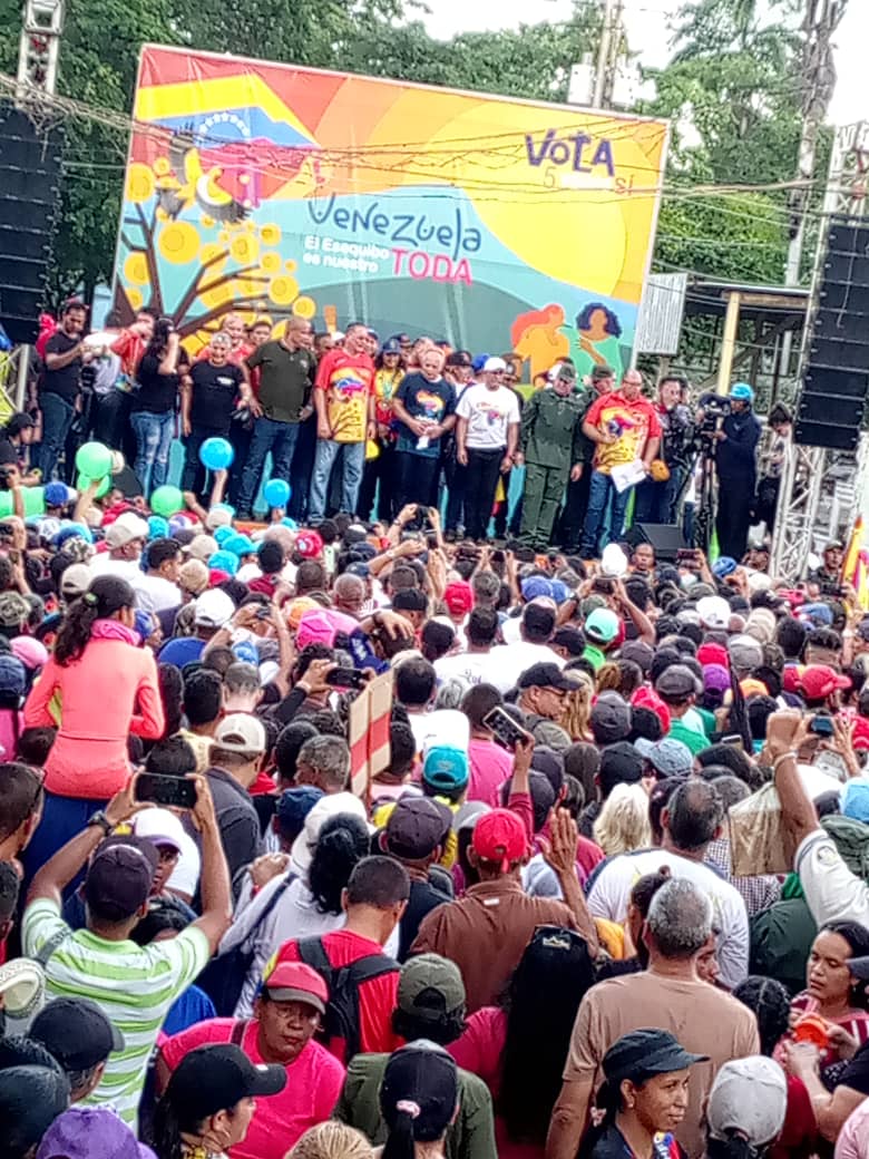 SucreSabates's tweet photo. El pueblo del Estado Sucre en unión cívico-militar, acompañados del CAP. @dcabellor y el Gobernador @GPintoVzla recorren las Avenidas principales de la ciudad de Cumaná, demostrando el respaldo en la defensa del territorio Esequibo.
#VENEZUELATODA
#SOMOSSABATES
#ElEsequiboEsMío https://t.co/hJmdjsv9O5