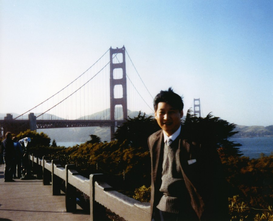 XisMoments's tweet photo. #XiStory

Ahead of a banquet on Wednesday, US President Joe Biden showed President Xi Jinping his phone, inviting the Chinese leader's attention to the screen.
​
"Do you know this young man?" Biden asked.

"Yes, that was me 38 years ago," said Xi, with a knowing smile.

The image displayed on Biden's phone was a photo Xi took in 1985 when he was on his maiden trip to the US.

San Francisco was the first stop of Xi's trip. Much like any other city visitor, Xi had his picture taken with the Golden Gate Bridge.

At that time, Xi, in his early thirties, was a county leader of Zhengding in China's northern province of Hebei.

"You haven't changed a bit!" said Biden with a chuckle, drawing a burst of cheerful laughter.

Amid such lighthearted ambiance, the two leaders stepped into the banquet hall together.