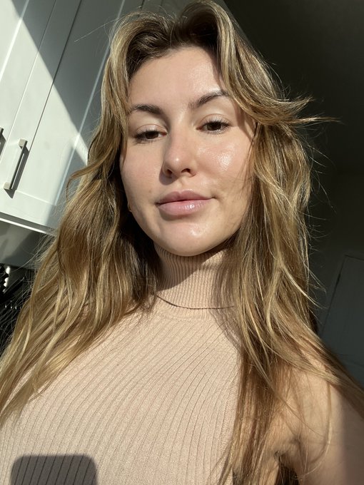 Documenting how good my skin looked today 🤭 https://t.co/fzxlvchvew
