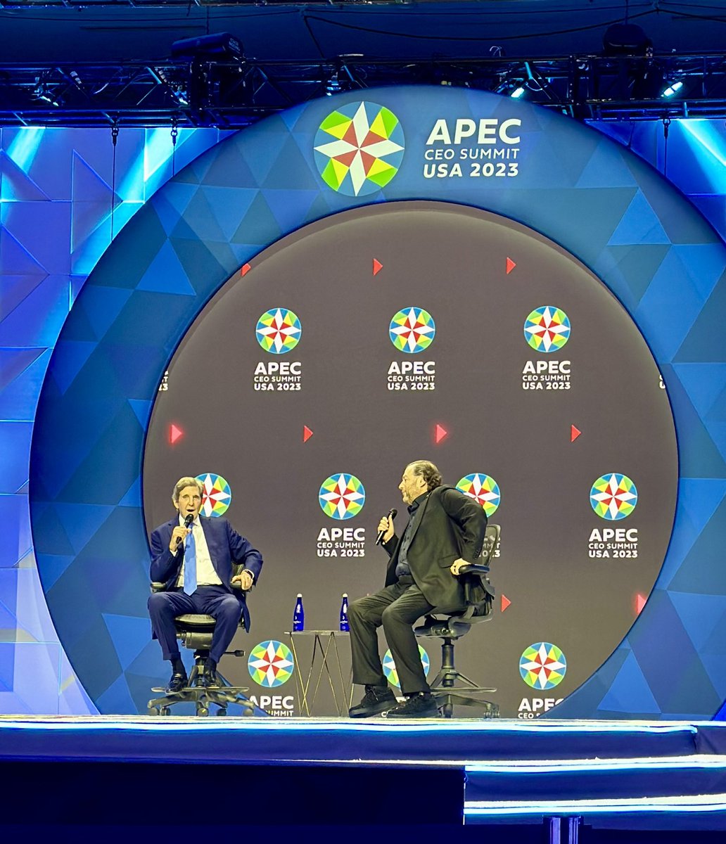 AngieOTang's tweet photo. Highlights of the #USAPEC2023 CEO Summit:
NOW: 1:1 convo bet @JohnKerry &amp; @salesforce CEO #marcbenioff on #ClimateCrisis 
and address by @JoeBiden this morning on importance of #APEC alliance https://t.co/cTSbjItQaH