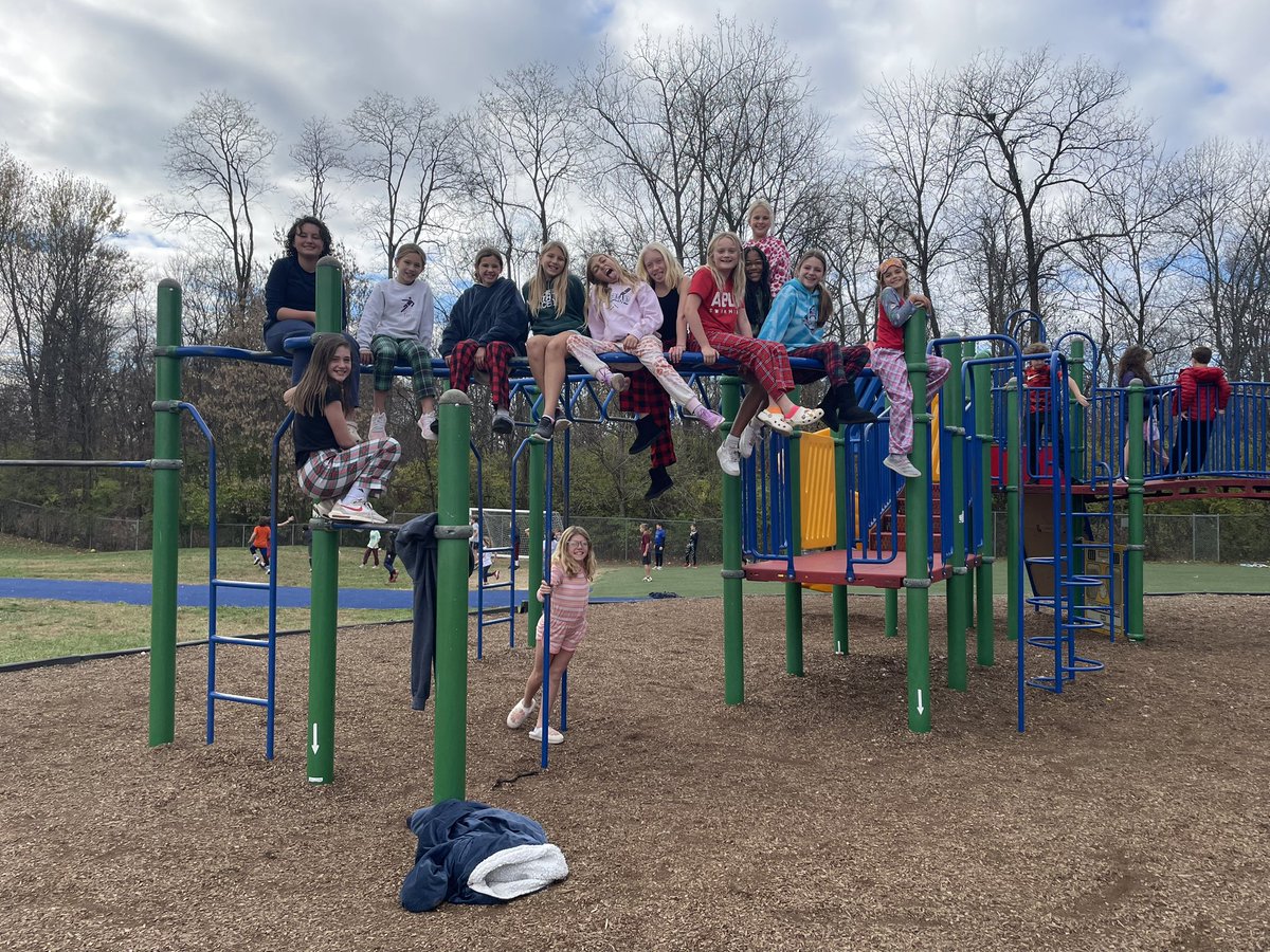Is there anything better than a 65 degree recess in November? What a gorgeous day with these happy 5ths! <a href="/ayerelementary/">Ayer Elementary</a> @J_Huster4 <a href="/StaciLewis14/">Staci Lewis</a>