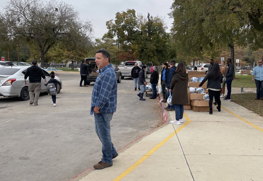 elsymserpas's tweet photo. Thank you @YourTaylorFarms for the turkeys and vegetable boxes! Together we are feeding our Eaglets brains, hearts, souls and tummies! @ERMartinezDISD @PathtoPinkston @msjmurillo @D2Cedillo https://t.co/TbkPKzTRec
