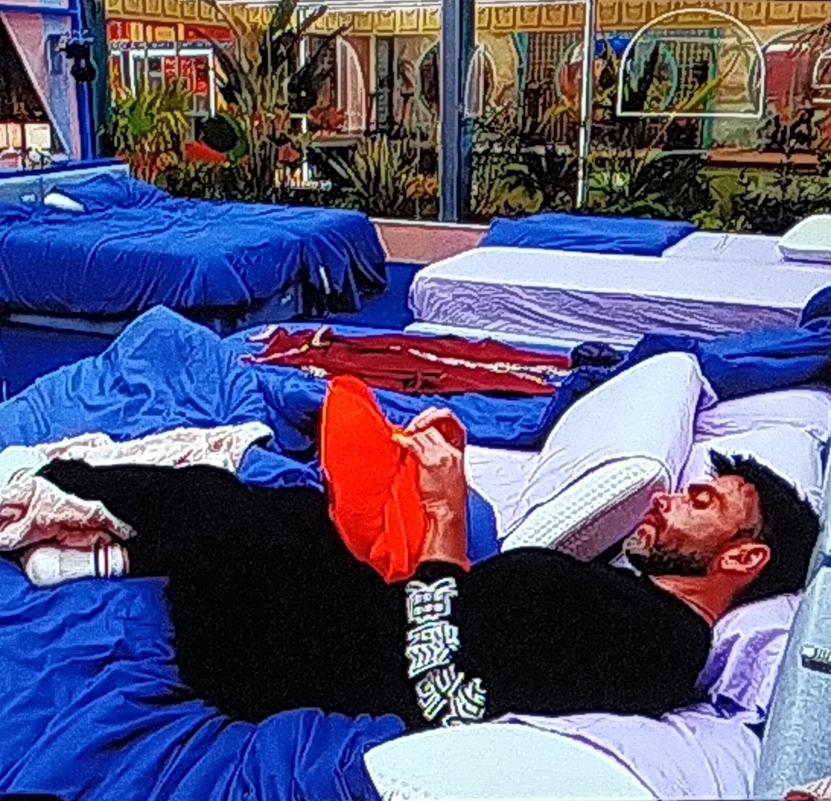 lvaro56127985's tweet photo. #GHVIPGala10 #GHVIP1 SI EL ZEUS SE QUIERE IR QUE SEGURO SE VA MIRA EL PLAN, QUÉ PAGUE Y SE EXPULSA A MACHAEL https://t.co/qb2qiVU4gJ