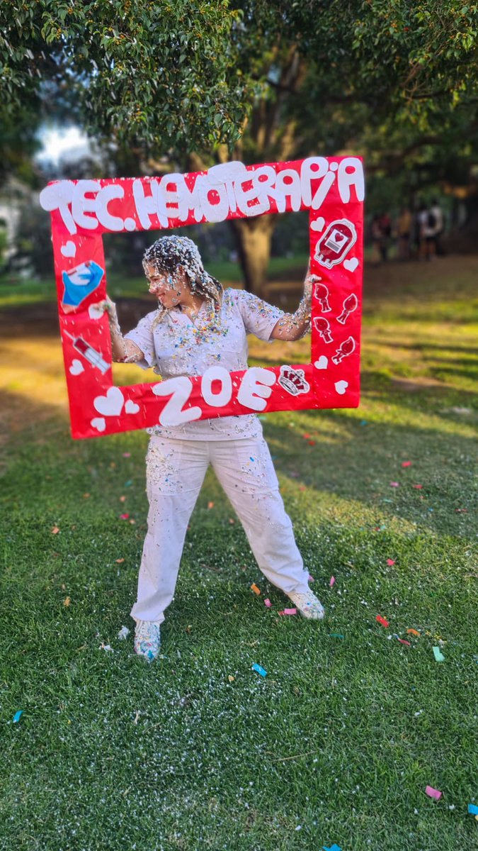 zxchu_'s tweet photo. Me la pase llorando todo día, pero valio cada segundo de esfuerzo. 
Técnica superior en Hemoterapia 💉✨ https://t.co/gurLGm9Aor