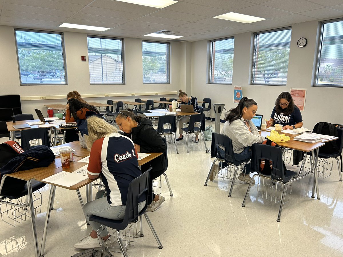 LRocha_MVES's tweet image. RLA department calibrating and scoring campus ECR writing to provide quick feedback to our Cavaliers. 🧡💙💯@Hernando_MS @SThomas_HMS 
#Chasing100 #Writeable