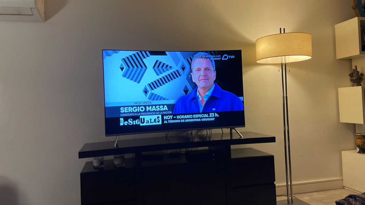 herlombardi's tweet photo. Tramposos y alcahuetes. Durante el partido de la selección utilizan la @tvpublica para la campaña de Massa en una forma desfachatada. 
Han perdido toda credibilidad. 
Es el final de este modelo corrupto. https://t.co/pWZUumcY2h