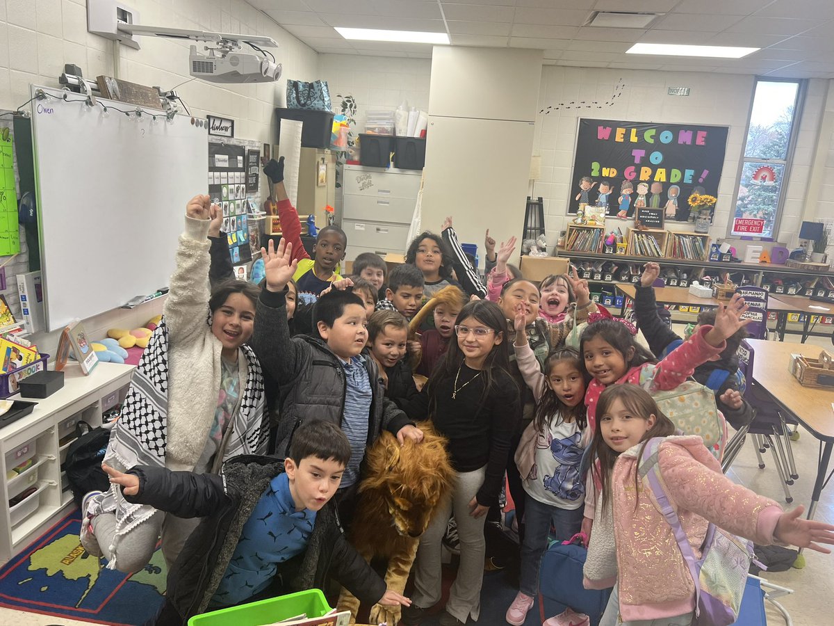 The “New Leo the Lion” came to our class today! ( You can kind of see him!)  We won his visit with a spin of the wheel with <a href="/SarahGamradt/">Mrs. Gamradt</a> <a href="/KomenskyLions/">Komensky School</a> because we’re trying our best to be in school learning every day! #D100pride