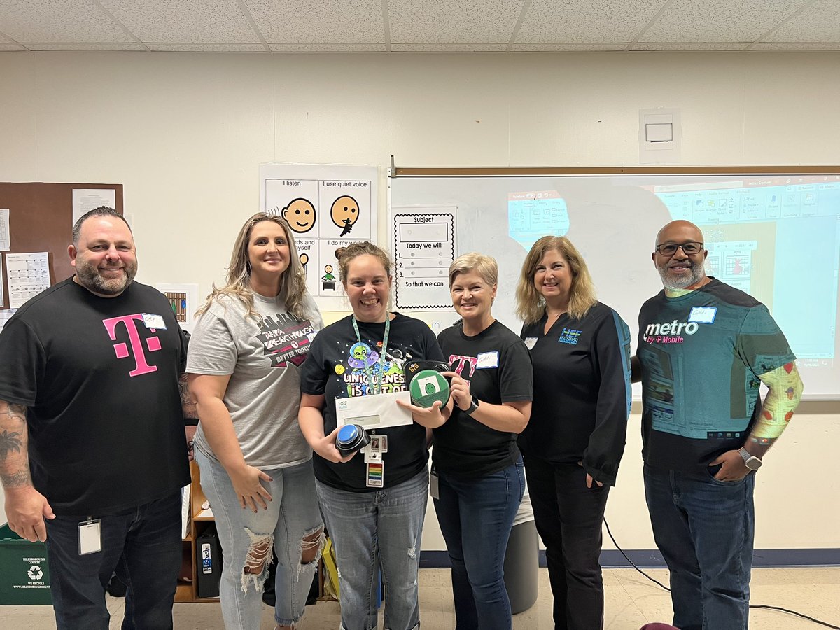 Our day kept going at the final three schools of the day! The T-Mobile Foundation VolunT Grants and @Hillsedufnd made this possible! Many thanks to my T-Mobile CEC and Metro support crew. @TonyCBerger @MagentaRachel @SamBaez78 @cjgreentx @JonFreier @JohnSchwein @StephVargas74